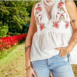 NEW!!! EMBROIDERY SLEEVELESS BLOUSE - SIZE S